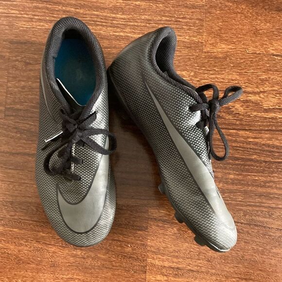 Nike Kids Black Soccer Cleats Sz 4 - Picture 1 of 7